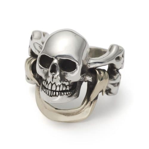 skull-and-crossbones-ring-yellow-gold-banner-angled